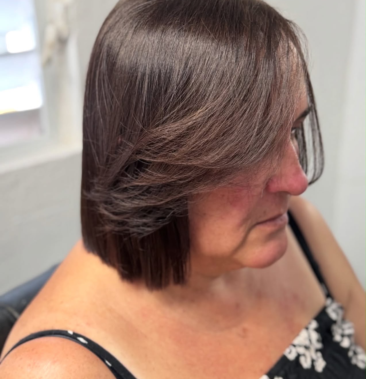 Corte bob liso con capas suaves que enmarcan el rostro