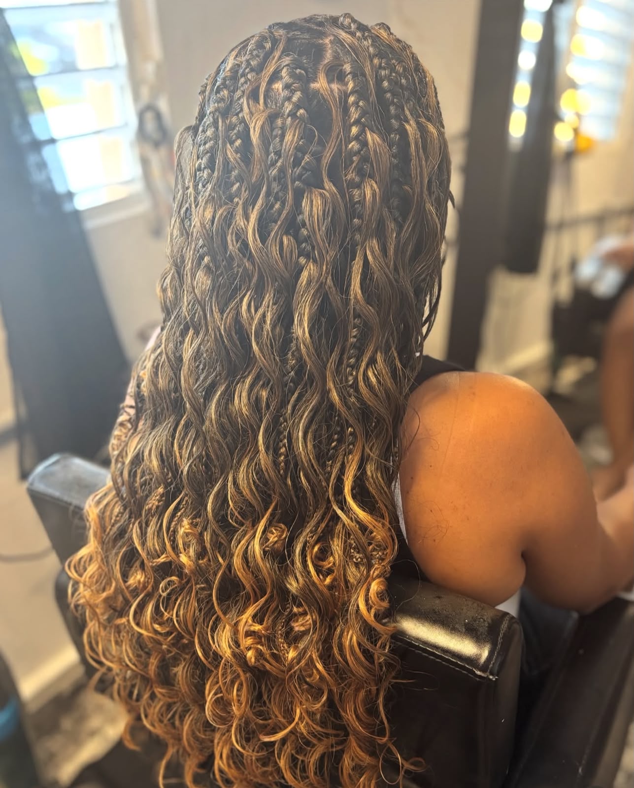 Vista posterior de trenzas combinadas con ondas largas