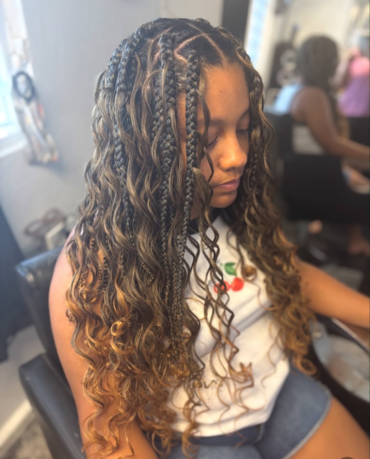 Trenzas combinadas con ondas largas y mechones claros
