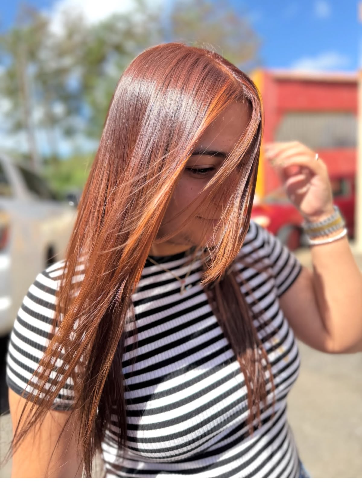 Cabello largo liso en tono cobrizo brillante