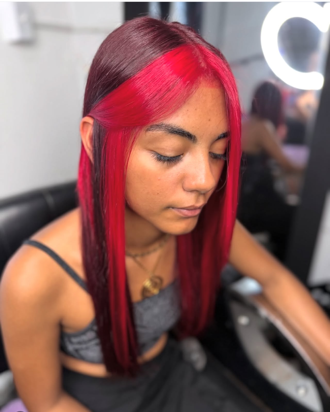 Cabello largo liso con color rojo intenso en la zona frontal
